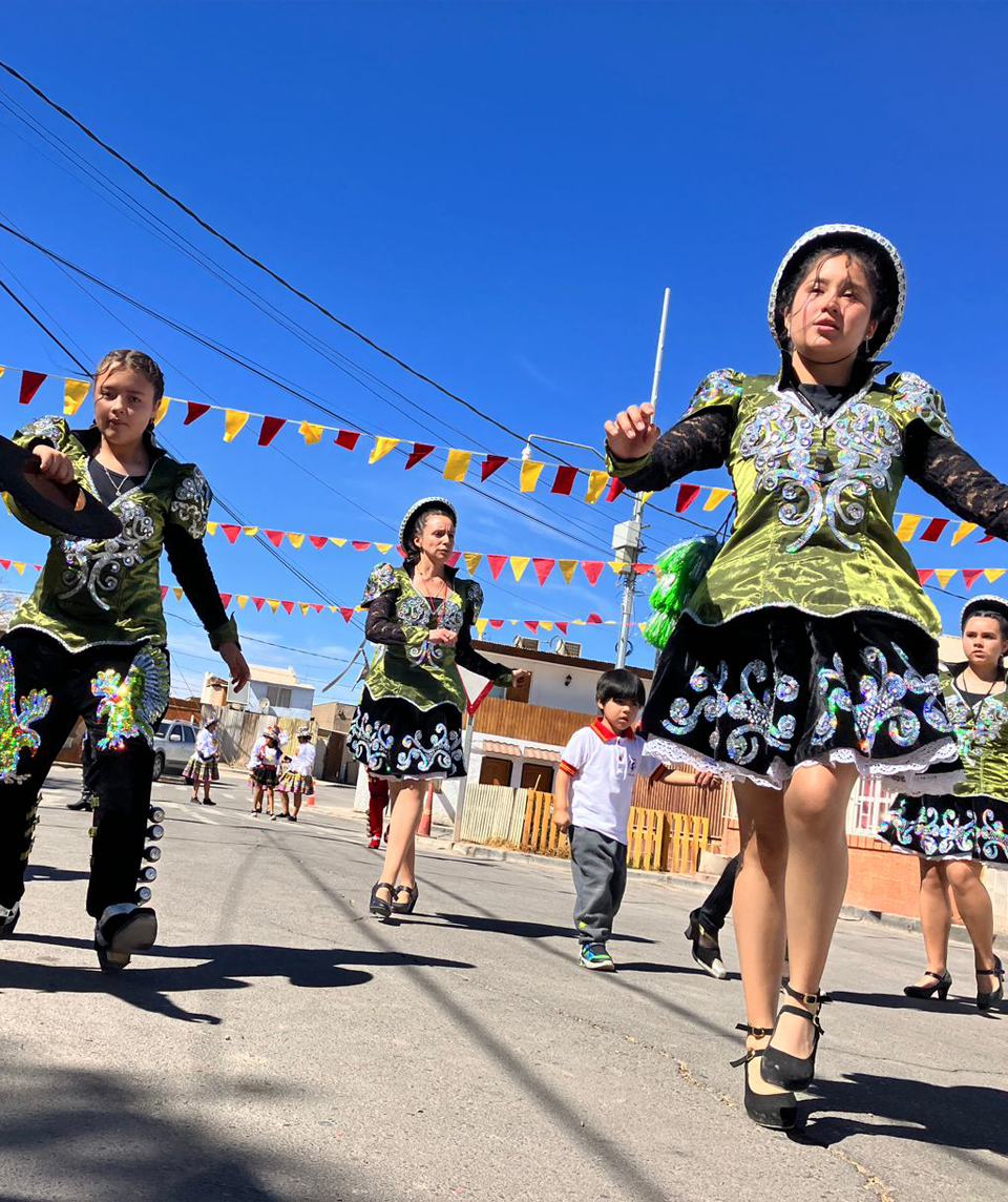 grupo bailarines diablada