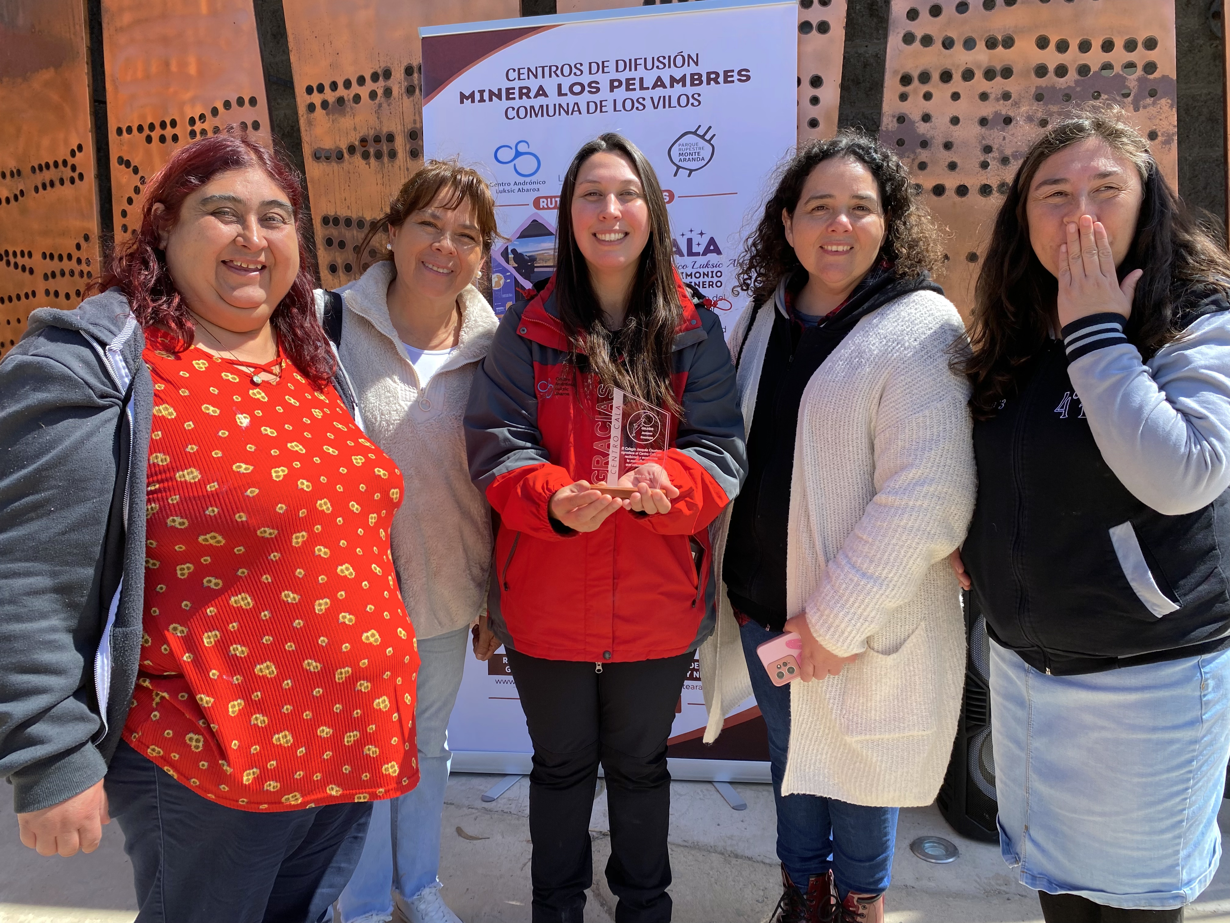 Docentes del Colegio Jacques Cousteau de Maipú entregan galvano a guías del CALA.