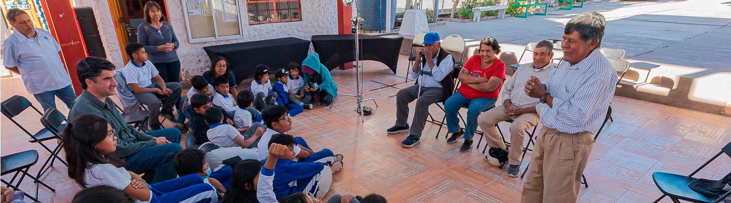 participantes en conversatorio con personas de tercera edad de peine