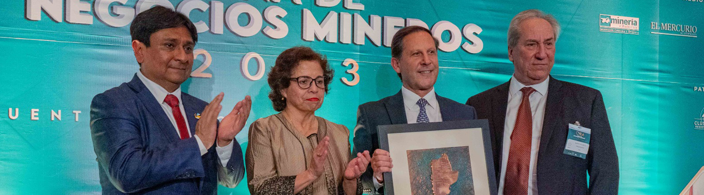 autoridades entregan premio a presidente ejecutivo